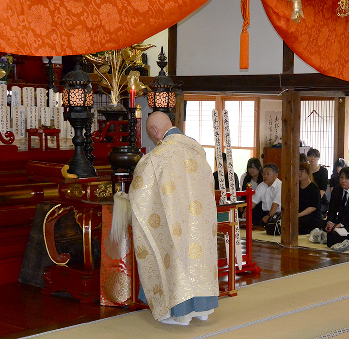 令和元年7月28日、米泉寺本堂において営まれた新盆（盂蘭盆施餓鬼会）法要